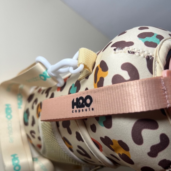 H2O Capsule Water Jug With Cheetah Print Sleeve and Strap Beige Color Scheme - Picture 8 of 8